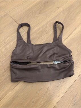ALO Yoga Slit Shine Bra in Brown/Taupe